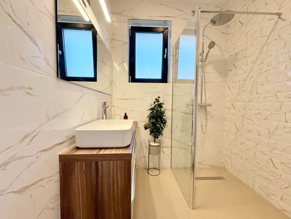 Casă nouă, parter, 4 camere și 2 băi, teren 510 mp